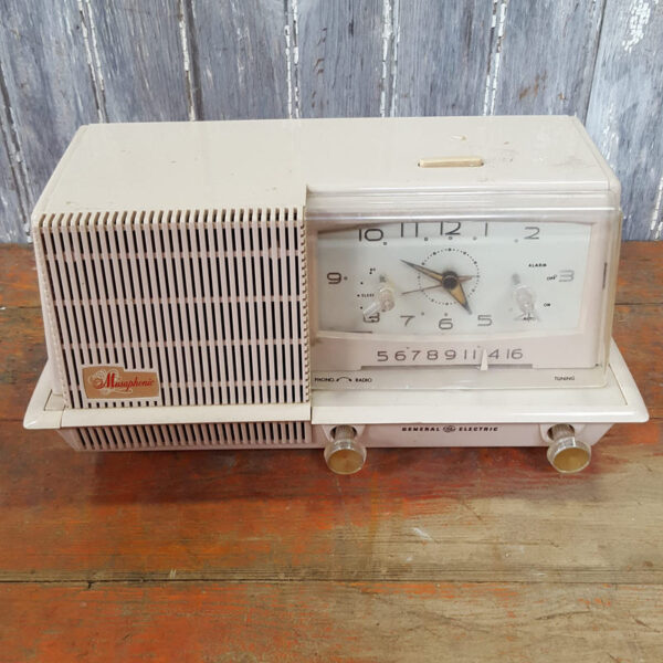 Vintage American GE Clock Radio